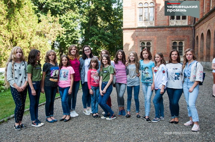 У Чернівцях 14 дівчаток з інтернатів взяли участь у конкурсі краси