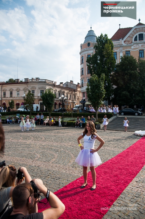 У Чернівцях 14 дівчаток з інтернатів взяли участь у конкурсі краси
