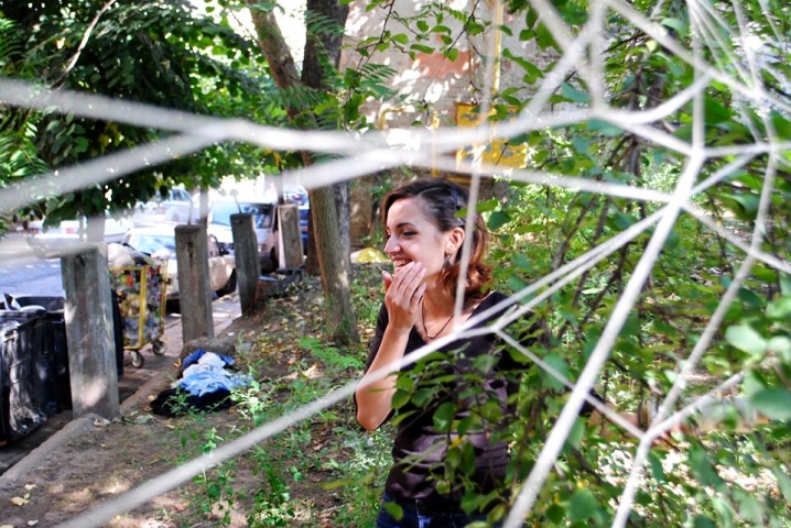 У Чернівцях активісти обплели занедбаний дворик павутиною