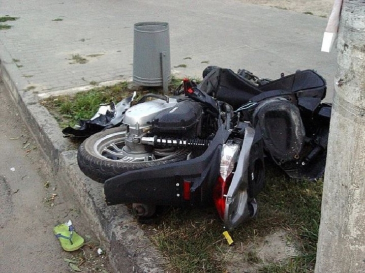 У Новоселиці зіштовхнулися легковик та мотоцикл
