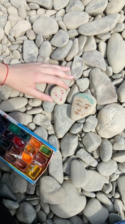 Вихованці художньої школи збирали пластик з пляжу і малювали чистий Прут