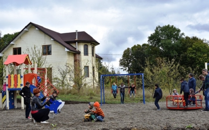 У Чернівцях відкрили три дитячі будинки сімейного типу