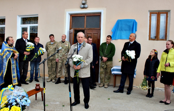 У Сторожинці відкрили меморіальну дошку загиблому в АТО Петру Зайцю