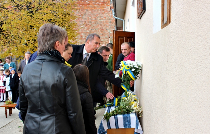 У Сторожинці відкрили меморіальну дошку загиблому в АТО Петру Зайцю