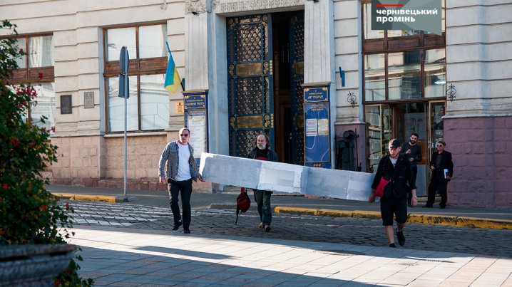 Чернівецькі митці та громадські активісти тягали містом «Довіру»