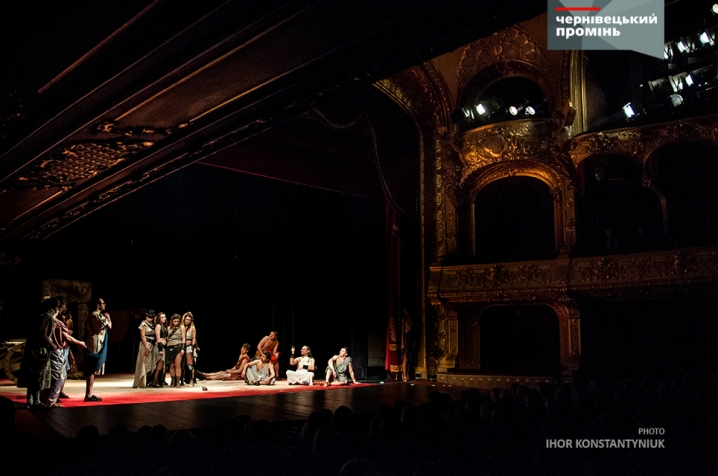 Кияни привезли на театральний фестиваль у Чернівці «дуже несерйозну комедію»