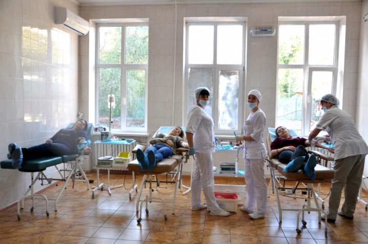 Студенти, підприємці та депутати здавали кров у Чернівцях