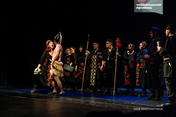 Комедія румунського театру змусила чернівчан реготати протягом усієї вистави