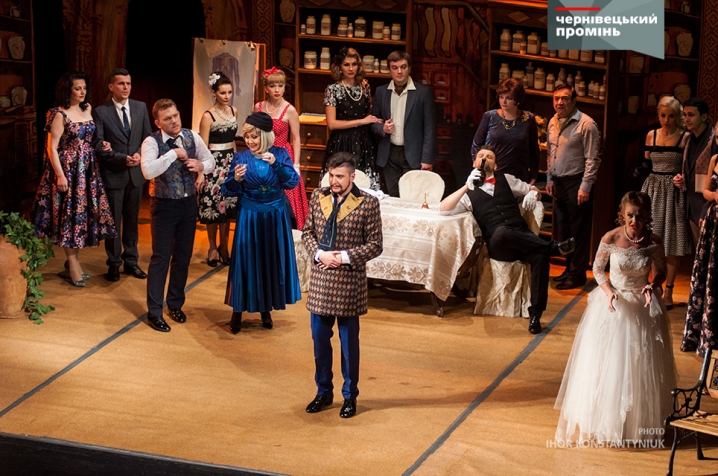 Фестиваль комедії у Чернівцях завершився оперетою про фармацевта, який не міг дістатися до спальні у першу шлюбну ніч