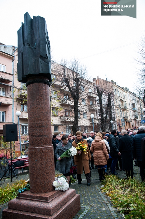 У Чернівцях відзначили День української писемності покладанням квітів