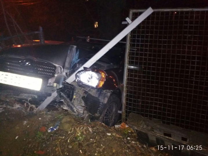На Чкалова машина влетіла у паркан і травмувала двох дівчат