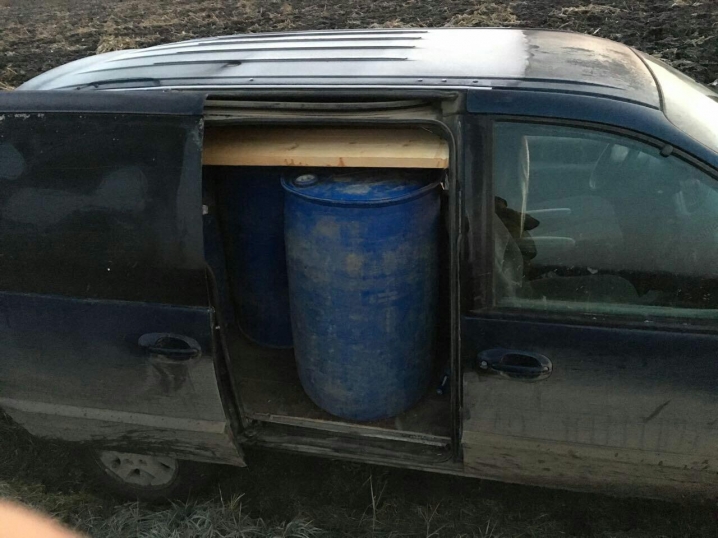 Три автомобілі із сотнею каністр та бочок затримали поблизу українсько-молдовського кордону