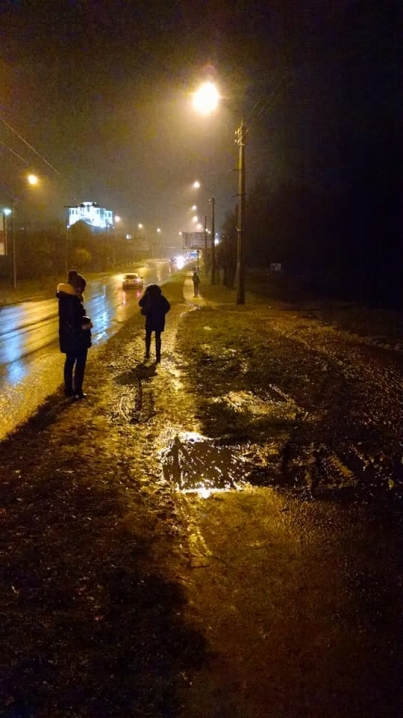 Чернівчани вимагають відремонтувати тротуар біля Алеї пам'яті загиблих героїв АТО