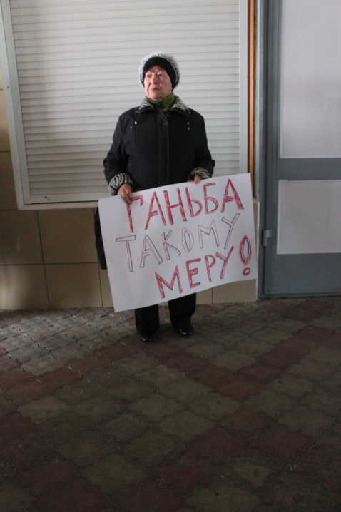 Мешканці Новодністровська принесли на сесію міської ради шини через реорганізацію міської лікарні