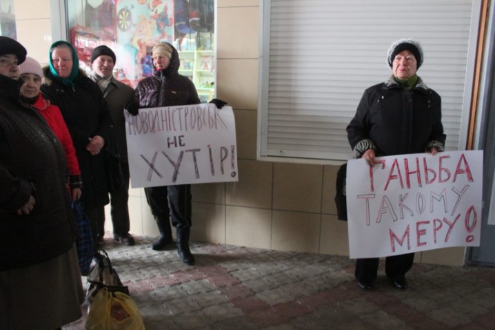 Мешканці Новодністровська принесли на сесію міської ради шини через реорганізацію міської лікарні