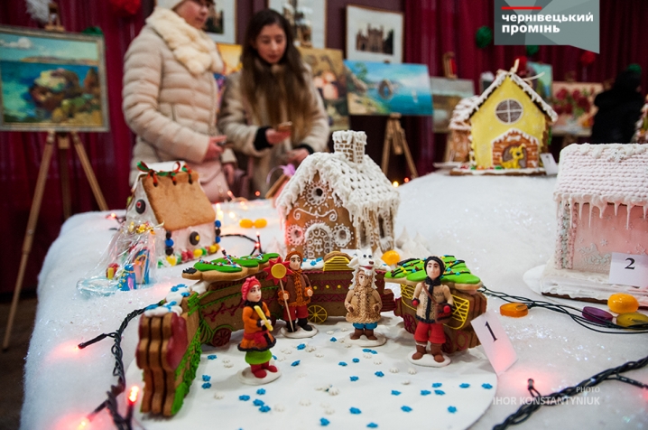 У Центральному палаці культури Чернівців триває благодійна виставка-ярмарок пряникових будиночків