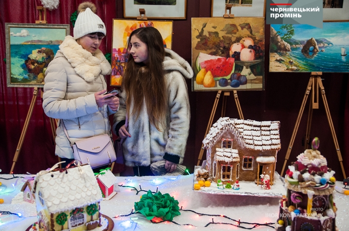 У Центральному палаці культури Чернівців триває благодійна виставка-ярмарок пряникових будиночків