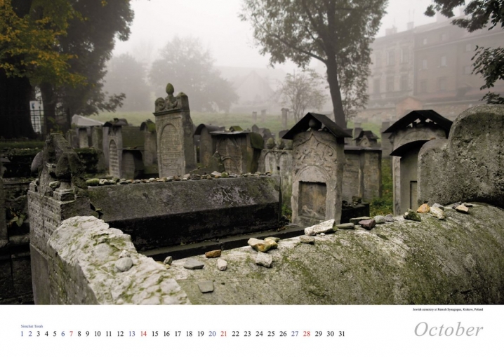 Фотограф створив календар зі знімками Єврейського кладовища у Чернівцях