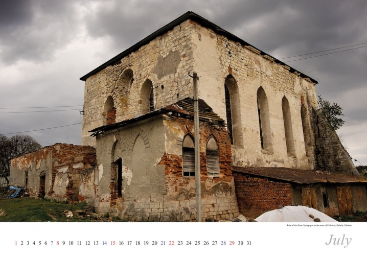 Фотограф створив календар зі знімками Єврейського кладовища у Чернівцях