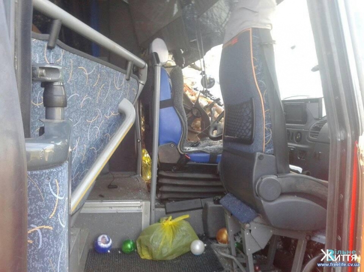 На Кіцманщині легковик врізався у маршрутний автобус
