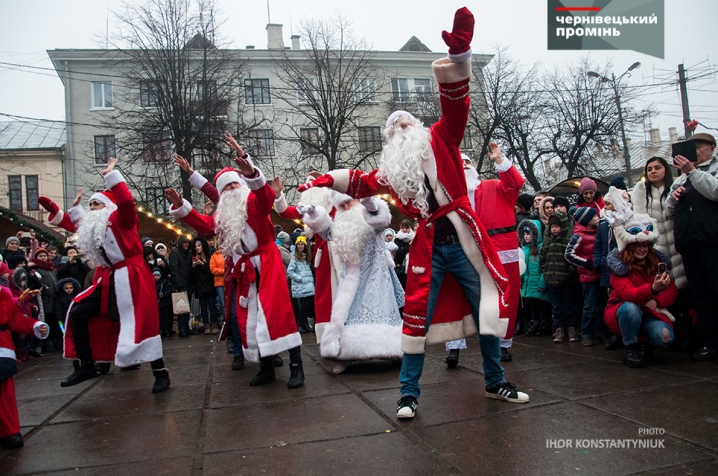 Чернівецькі Діди Морози зі Снігурочками влаштували танці біля ялинки 