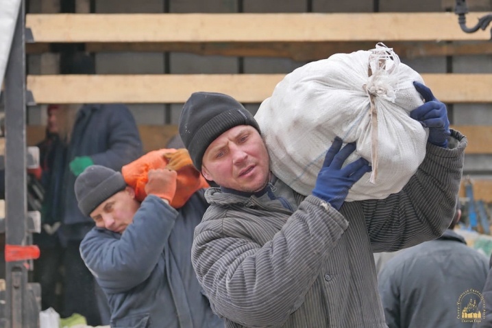 Вірянка з Буковини передала 25 тонн допомоги для біженців, що перебувають у Святогірській лаврі