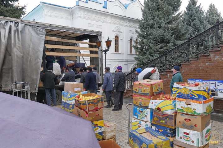 Вірянка з Буковини передала 25 тонн допомоги для біженців, що перебувають у Святогірській лаврі