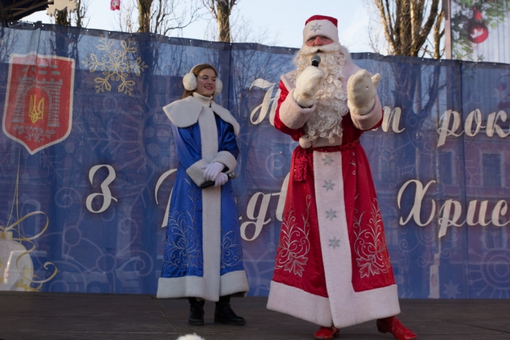 Біля головної ялинки Чернівців провели новорічне свято для дітей