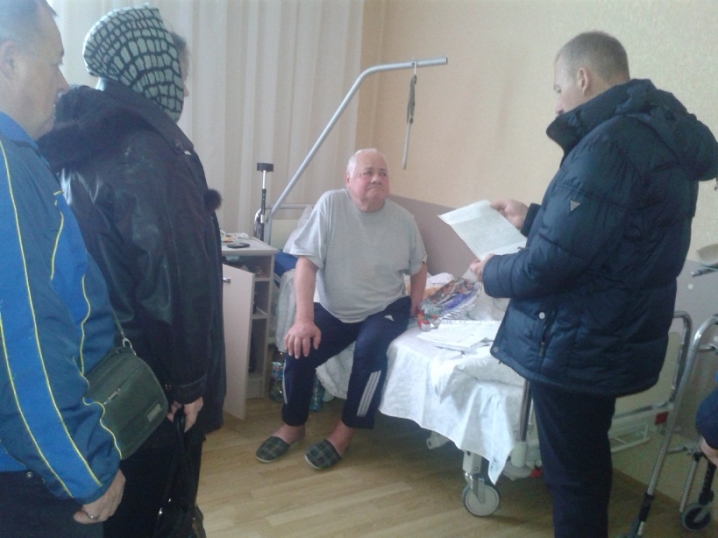 Волонтери та буковинські свободівці привітали у військовому госпіталі поранених бійців 