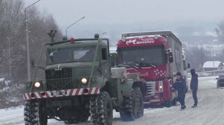 На Буковині рятувальники витягли зі снігових заметів 12 вантажівок