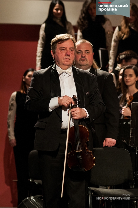 Відомий польський диригент у Чернівцях провів концерт у вишиванці