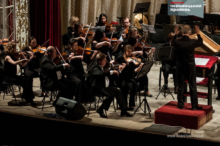 Відомий польський диригент у Чернівцях провів концерт у вишиванці