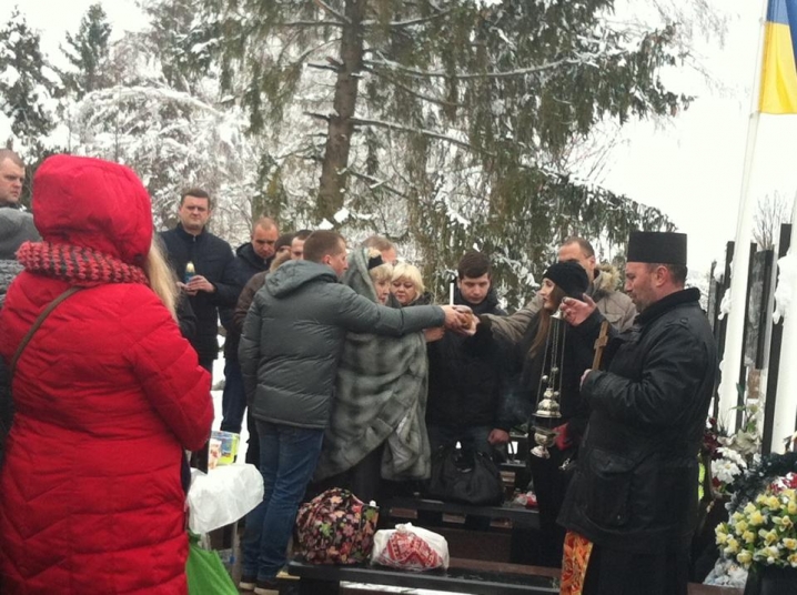 На Центральному кладовищі помолилися за загиблих у АТО чернівчан