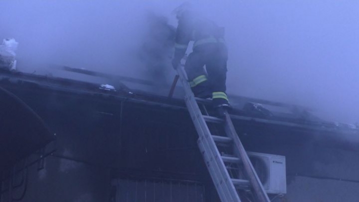 Рятувальники погасили пожежу на цвинтарі у Чернівцях