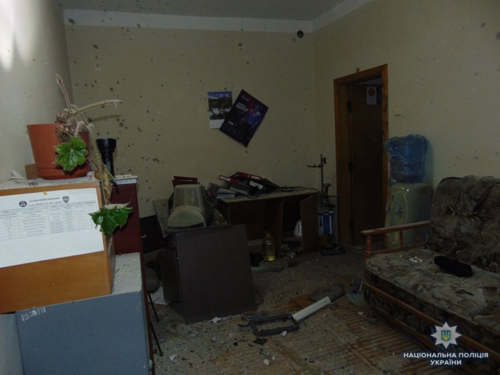 Поліція оприлюднила фото розтрощеного гранатою кабінету чернівецької податкової