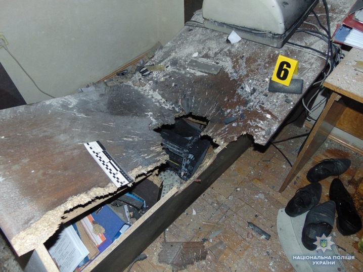 Поліція оприлюднила фото розтрощеного гранатою кабінету чернівецької податкової