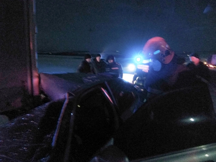 Через ДТП поблизу Хотина пасажирів авто визволяли рятувальники