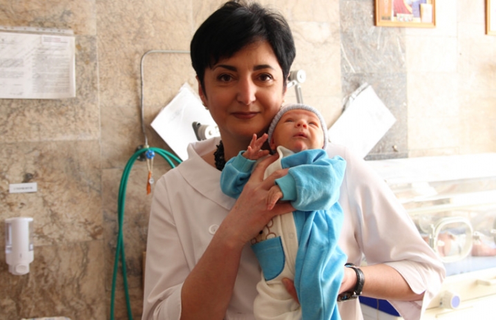 Сторожинецькі лікарі охрестять хлопчика, якого підкинули у «Вікно життя»