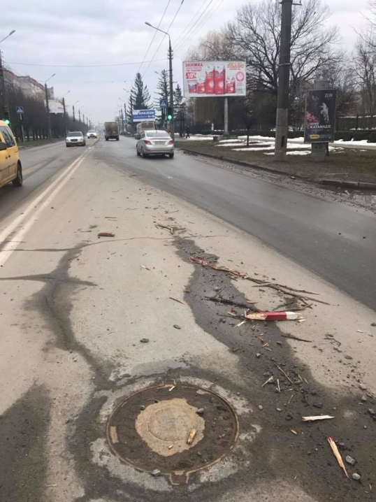 Після ремонту водогону комунальники залишили на одній із центральних вулиць Чернівців величезну яму