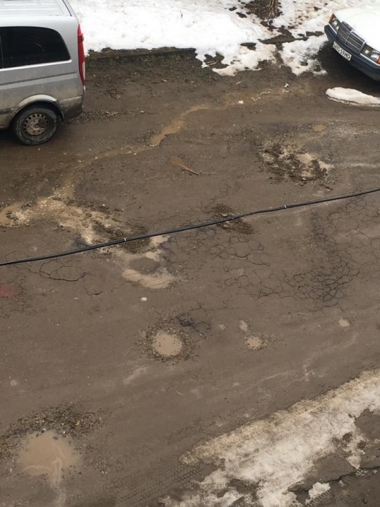 Чернівецькі комунальники латають діри на дорогах багнюкою