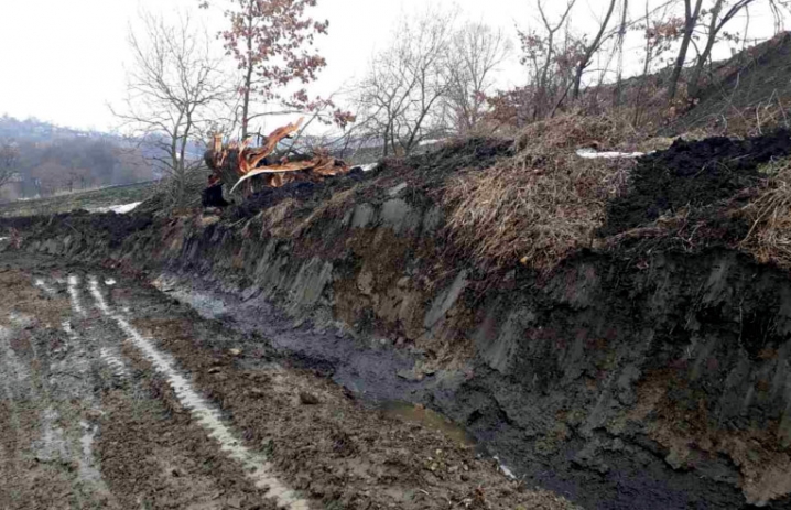 На Сторожинеччині під час танення снігу затопило частину дороги