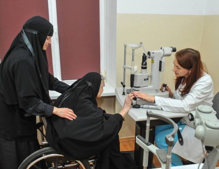 106-річній схимонахині з Буковини лікарі змогли частково відновити зір