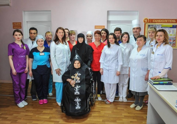 106-річній схимонахині з Буковини лікарі змогли частково відновити зір