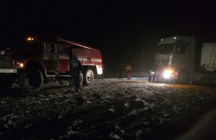 На трасі «Житомир – Чернівці» рятувальники витягли із заметів дві вантажівки 