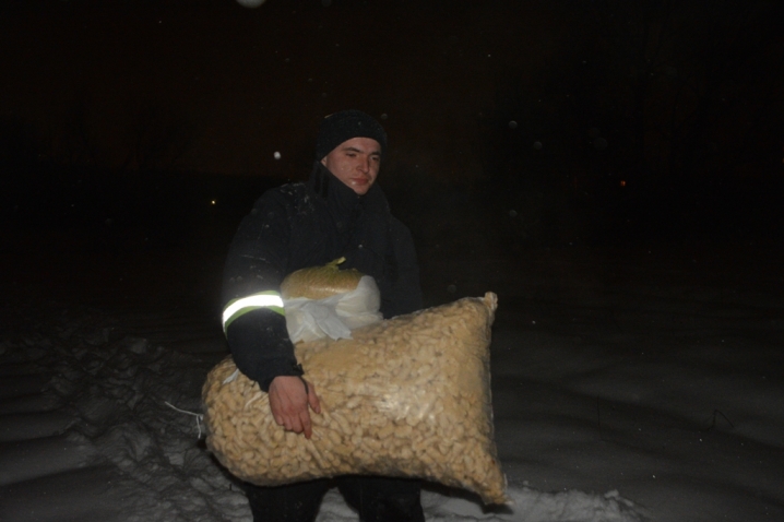 На Буковині працівники ДСНС рятували лелек від холоду