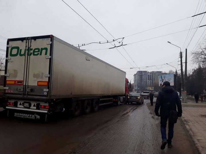 На Героїв Майдану зіткнулися вантажівка та легковий автомобіль