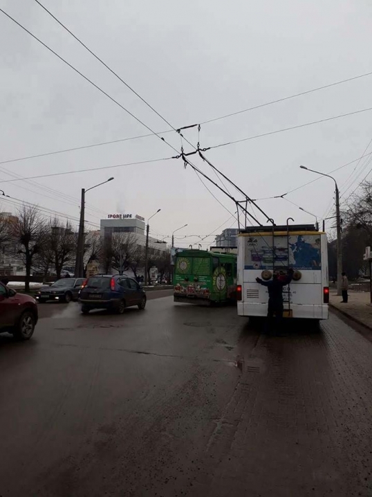 На Героїв Майдану зіткнулися вантажівка та легковий автомобіль