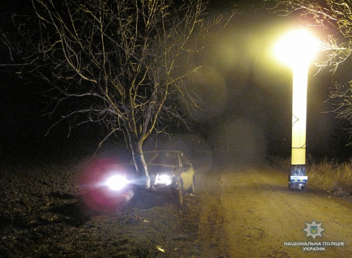 На Хотинщині «Мерседес» в’їхав у дерево, загинув пасажир