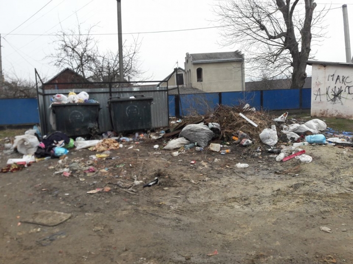 Жителі Садгори скаржаться, що мікрорайон захаращений сміттям