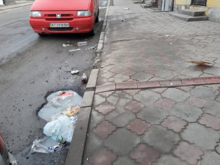 Жителі Садгори скаржаться, що мікрорайон захаращений сміттям
